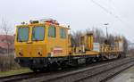 DB Motorturmwagen MTW 100 registriert unter 9980 9436 000-0(P & T 2006 BauNr 931) steht hier zusammen mit einem Flachwagen von AAE(Snps7) auf dem eine Oberleitungs Verlegeeineit (G 9935 002) montiert ist seit Tagen abgestell in Rendsburg. 24.12.2020