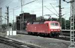 120 146-6 mit zwei gehobenen Stromabnehmern rangiert in Stuttgart, am 04.05.1993.