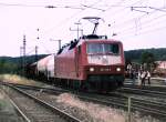 120 148-2 hat mit einem Güterzug die Geislinger Steige geschafft und fährt in Amstetten durch, am 01.07.2000.