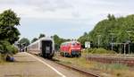 Nachdem der RE6 nach HH auf Gleis 5 einfahren war wurden die beiden 218 umrangiert...die Rangierer kamen kurz vorher mit dem IC 2311 von Nieb�ll/Westerland nach Husum.