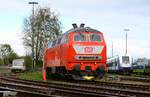  Die neu in orientrot lackierte DB 218 406 des Bw Kempten /REV/13.09.2023/ wartet im G�terbahnhof von Nieb�ll auf den Achsentausch, 17.10.2023 