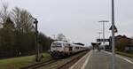 DB 218 497-6 REV/BCS X/28.05.21 mit IC 2214 Ausfahrt Nieb�ll Bhf Richtung Westerland.