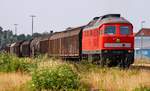 Hier kommt der  Dieselknecht  mit seiner 232 388-9 und einem G�terzug aus D�nemark durch Husum-Nord gefahren.