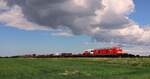 DB 245 025 mit SyltShuttle gen Niebüll und nem  Wolkenband .
