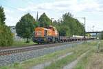 Unbekannte DE18 von BBL kommt mit Flachwagen am Haken  bei Thüngersheim am 24.8.2025 gen Gemünden gefahren. 