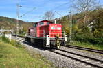 Aus der Werkstatt zum Dienstort ist die 294 875 gerade unterwegs  in Neckargerach am Mittag des 4.11.2025.