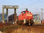 DB Schenker Rail Hannover 3295 042-6(REV/BCS X/14.05.08, Verl/AM/04.05.15)dieselt hier an den Süderelbebrücken Richtung Hamburg-Harburg an den Fotografen vorbei.
