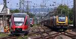 Während DB 643 043/543 in die Abstellung fuhr kam die Dispo-Tf 2019 323-5 mit langem Voestalpine/Innofreight Rocktainer ORE Ganzzug durch Koblenz gefahren.