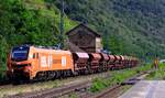 Eine starke Orange...BBL Logistik 2159 230-2 REV/14.12.21 mit Sch�ttgutzug unterwegs Richtung Koblenz.