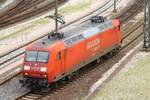 DB 145 055-0 fährt hier in Richtung des  Lok-Parkplatzes  im Rbf Maschen.