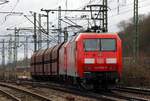 DB 145 056-8 mit Schwesterlok zieht hier nach dem umsetzen eine ewig lange Reihe von Fals/Faals Wagen aus dem alten Gbf HH-Harburg Richtung Hansa-Port/Waltershof.