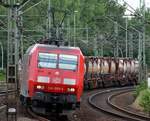 DB 145 005-5 rumplet hier mit einem  Bertschi  am Haken durch Hamburg-Harburg.