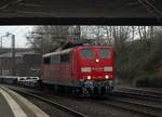 Leicht angefroren kommt 151 076-7 hier mit einem Leerzug durch Harburg gefahren.