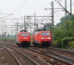 152 098-0 und 152 121-0 mit unterschiedlichen Railion Beschriftungen.