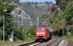 DB 152 005-5 mit Kesselwagenzug durch Lorchhausen.