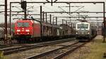 DBCSC 185 328-9 REV/AM9/18.05.24 mit H-Wagen Zug die kurz nach ihrer Ankunft gegen die 185 331 ausgetauscht wurde und 193 479 mit ihrem Güterzug warten auf Ausfahrt im Bhf Padborg/DK 13.03.2026