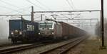 Akiem/GreenCargo 193 869-5 REV/MMAL/31.01.24 mit der  braunen Wand  dem Volvozug wartet auf Ausfahrt.